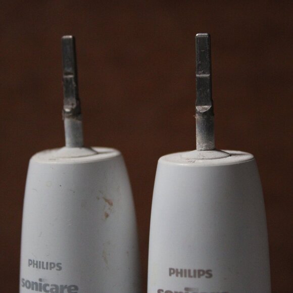 Philips Sonicare Electric Toothbrush Handles Set of 2 Gum Care Tested & Working - Picture 5 of 6